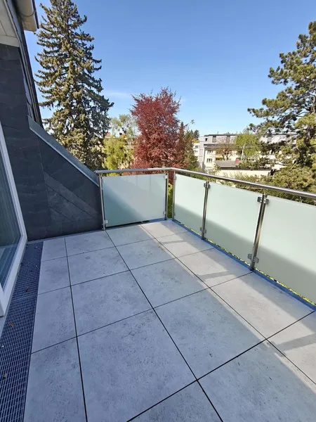 Außergewöhnliche Dachgeschosswohnung mit großer Terrasse in aufwendig sanierter Villa aus dem Jahr 1 — photo 1
